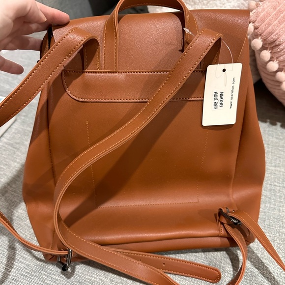 Leather backpack tags still on - Picture 2 of 6